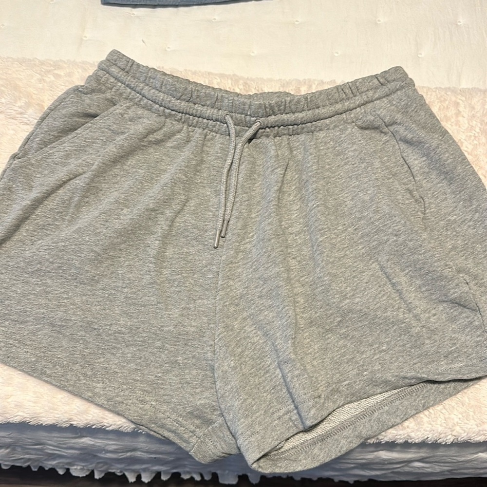 Grey shorts with pockets
